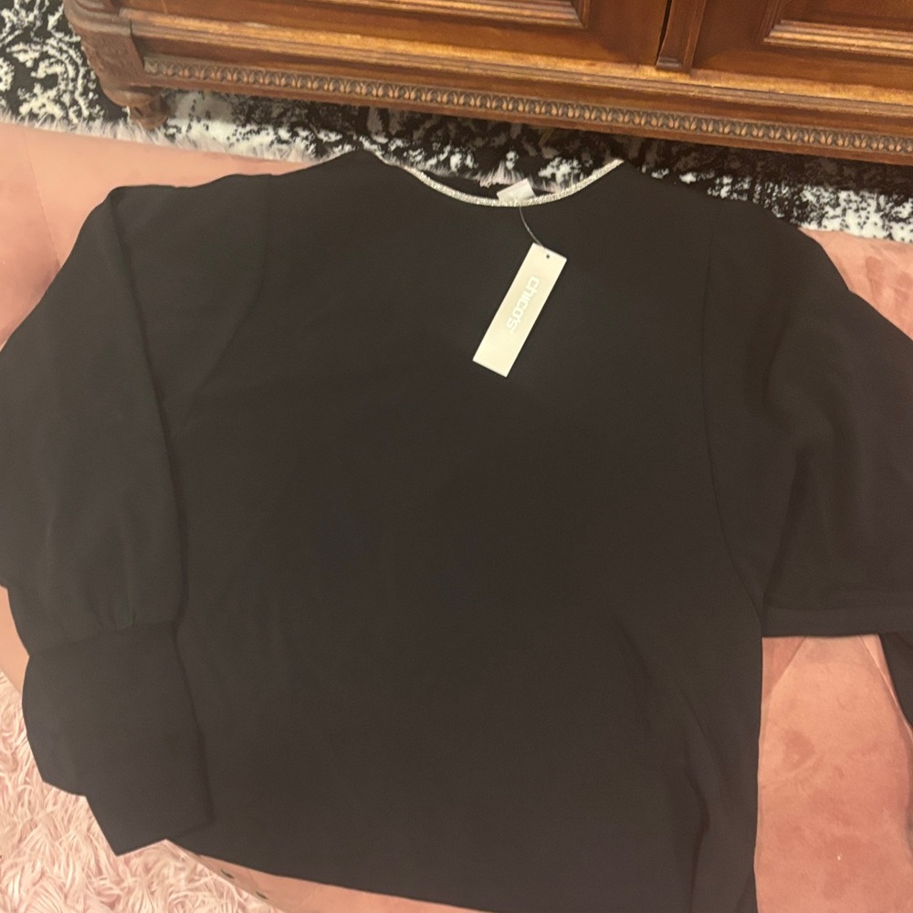 Chicos women’s blouse with sparkle collar, tapered sleeves. Super cute